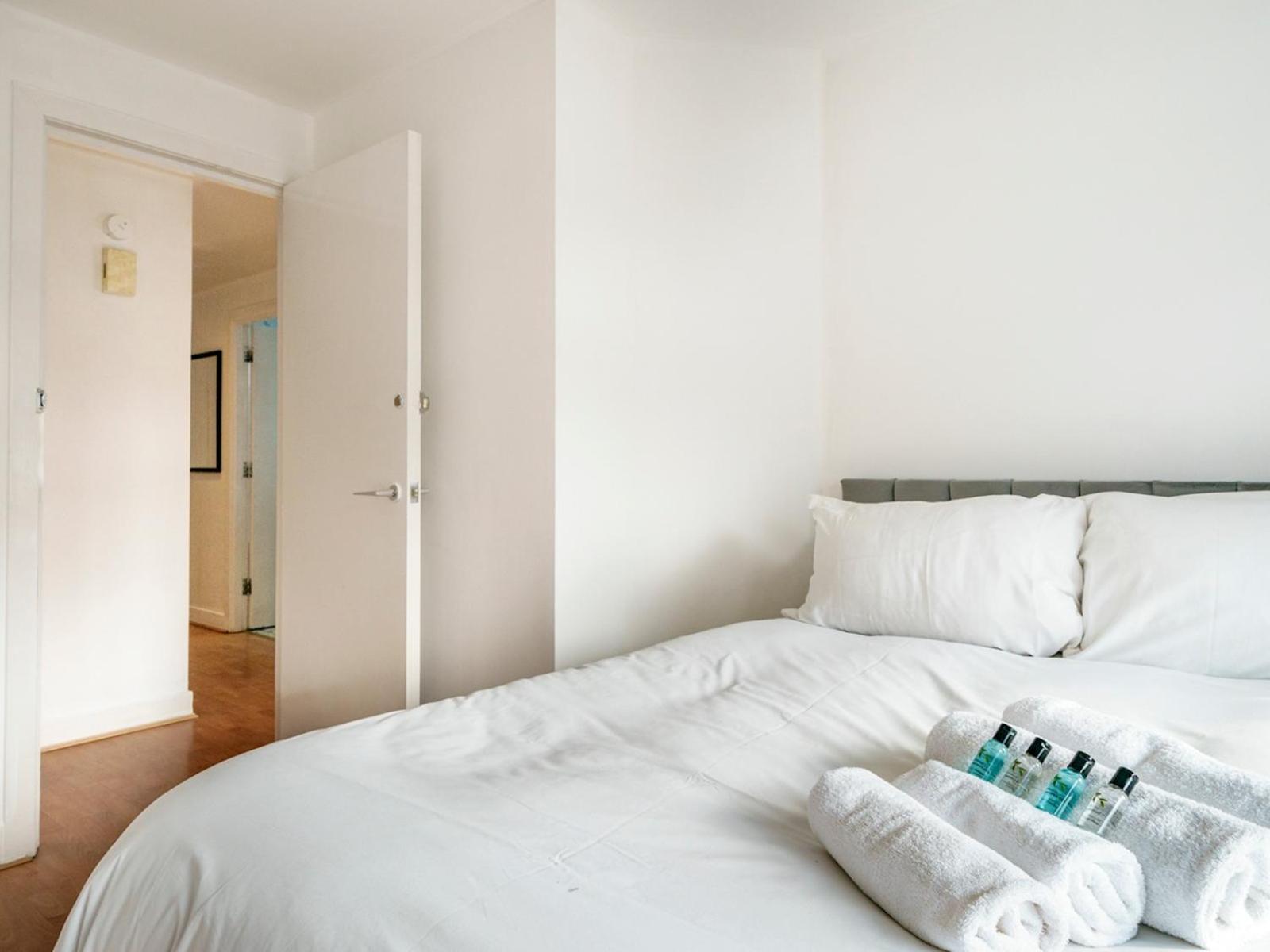 Pass The Keys Lovely 2 Bed2 Bath In Centre Free Parking