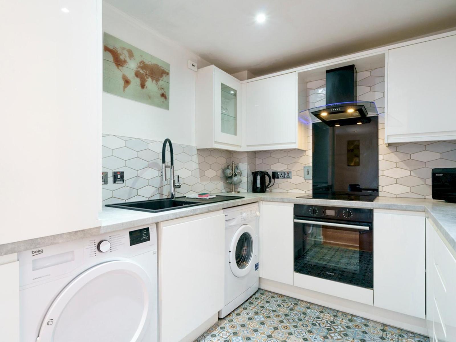 Pass The Keys Lovely 2 Bed2 Bath In Centre Free Parking *